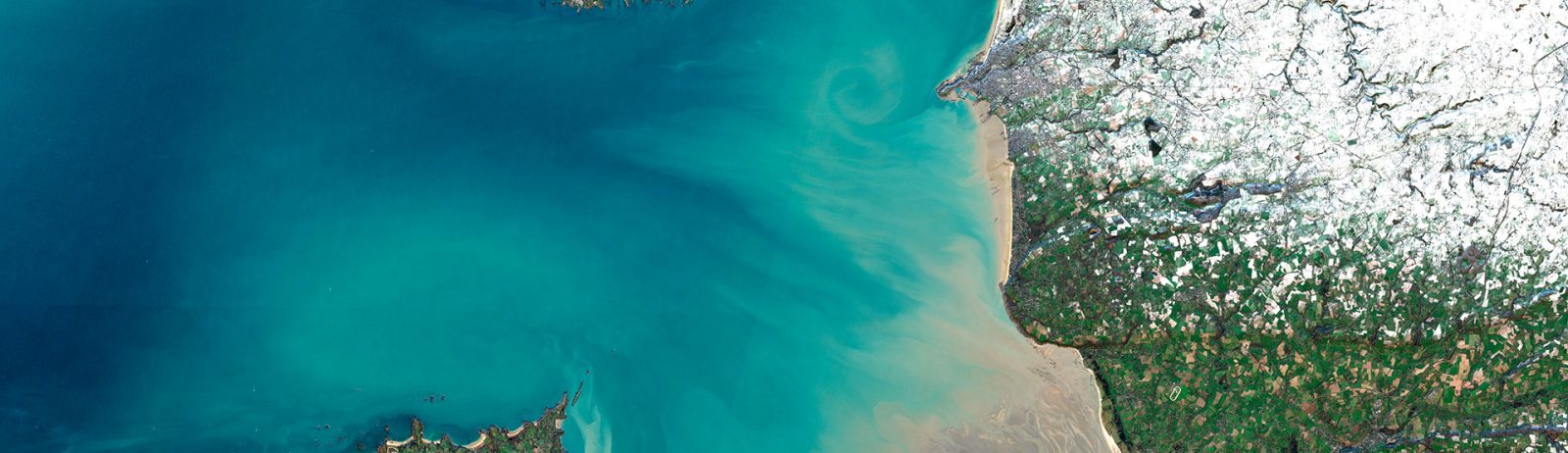 Vue Sentinel-2 le 11 janvier 2024 de la Baie du Mont Saint-Michel, entre la Bretagne et la Normandie, avec de la neige au Nord. © European Union, contains modified Copernicus Sentinel data 2024