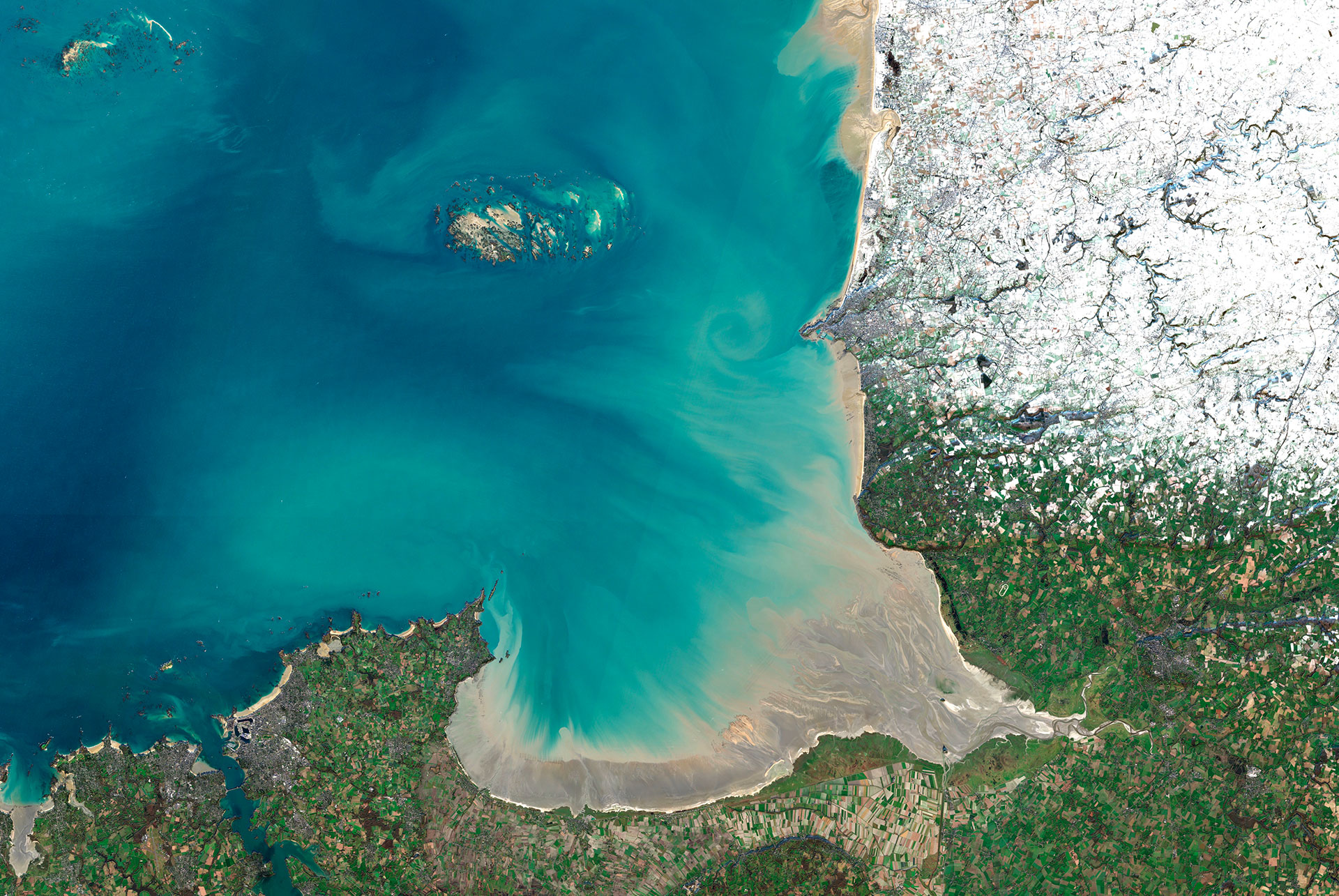 Vue Sentinel-2 le 11 janvier 2024 de la Baie du Mont Saint-Michel, entre la Bretagne et la Normandie, avec de la neige au Nord. © European Union, contains modified Copernicus Sentinel data 2024